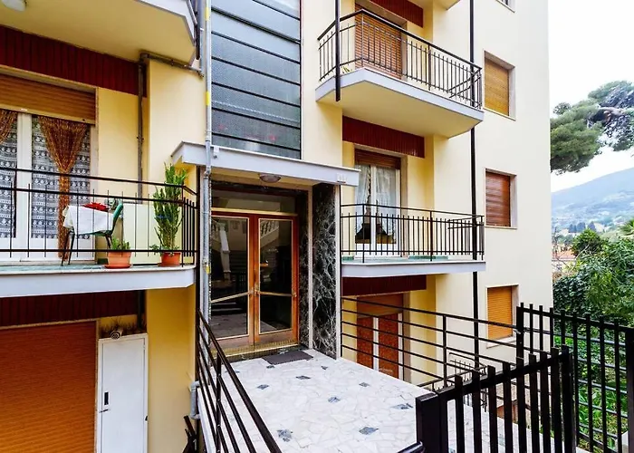 Appartamento La Quiete. Two Bedrooms, 250m From The Ospedaletti